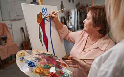 Best art therapy ideas for adults in recovery